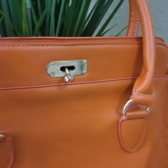 🌿Heggins Structured Orange faux-leather shoulder bag with gold tone hard - Picture 6 of 13